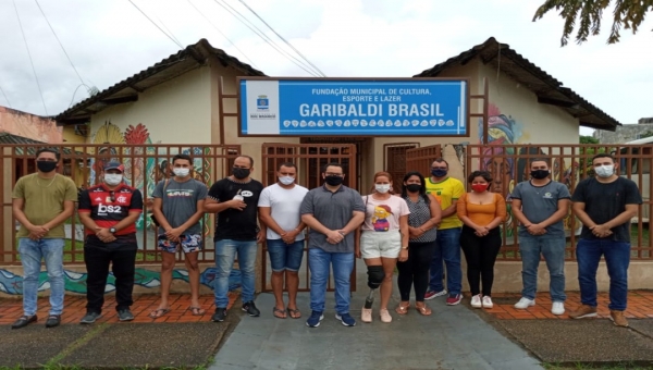 Fundação Garibaldi Brasil entrega sacolões a classe artística e esportistas locais